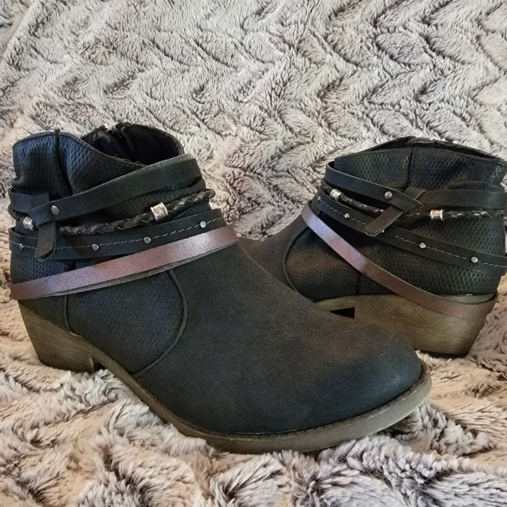 { SO } strappy low cut bootie size 9.5